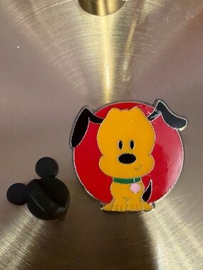 LE 750 Pluto Disney ONE Family pin